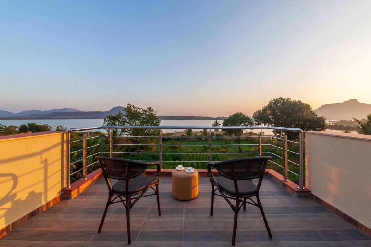 Luna Villa By Stayvista - Lakeside Charm With Terrace, Lush Lawn & Modern Decor Nashik Exterior foto